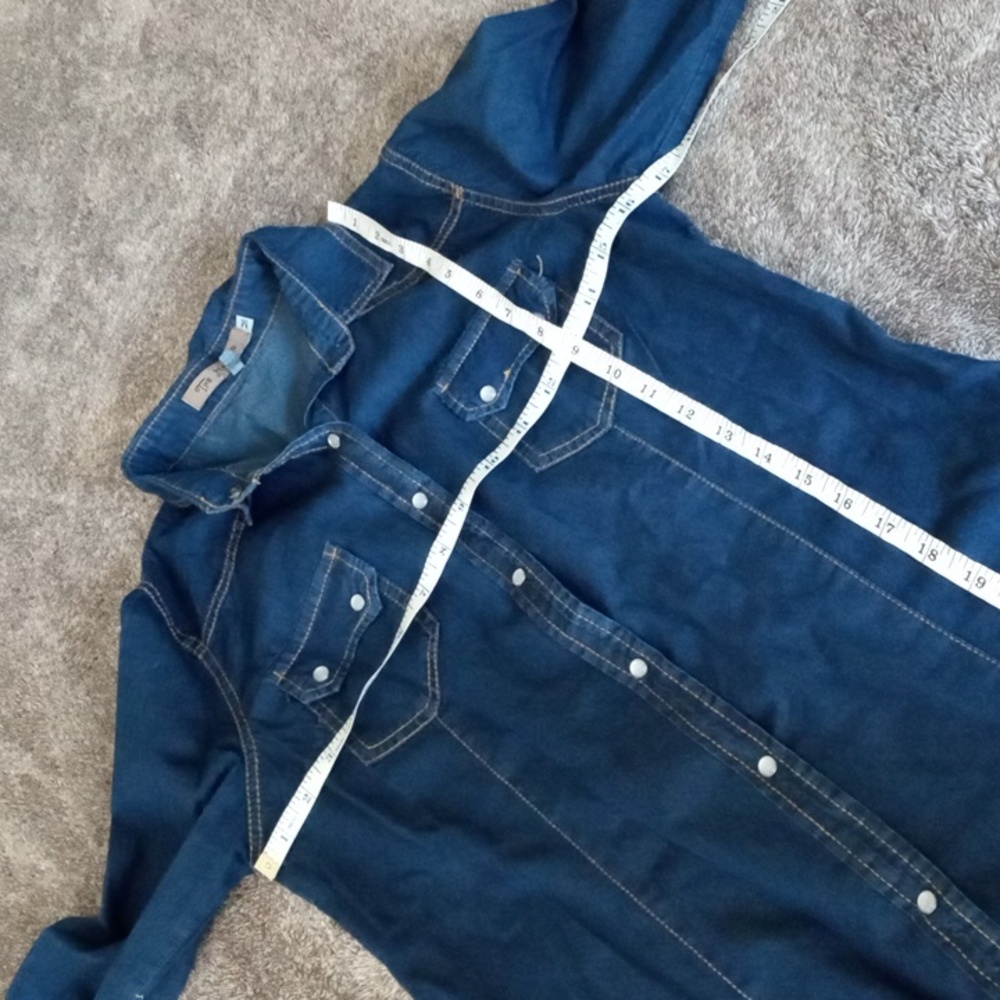 The Hanger Western style denim shirt pearlized snaps missing top snap - Picture 7 of 9